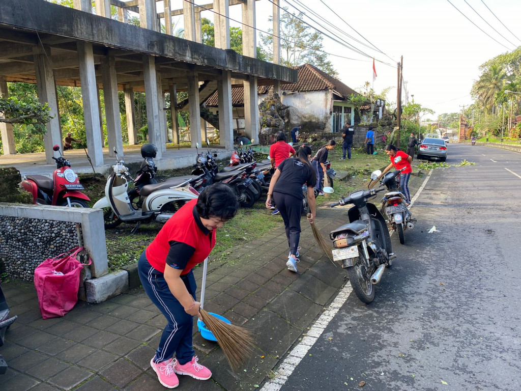 Giat Jumat Krida Pemerintahan Desa Petang , Melaksanakan Membersihkan Area Lingkungan Kantor Desa Petang
